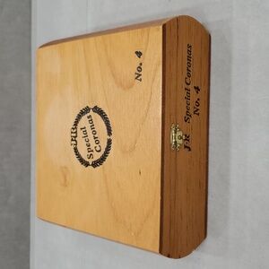 Wooden cigar box JR Special Coronas print hinged lid with latch rounded sides
